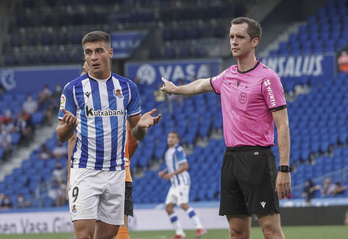 El delantero Jon Karrikaburu, uno de los ausentes en Cartagena, en el partido contra el Fuenlabrada. (Andoni CANELLADA/FOKU)