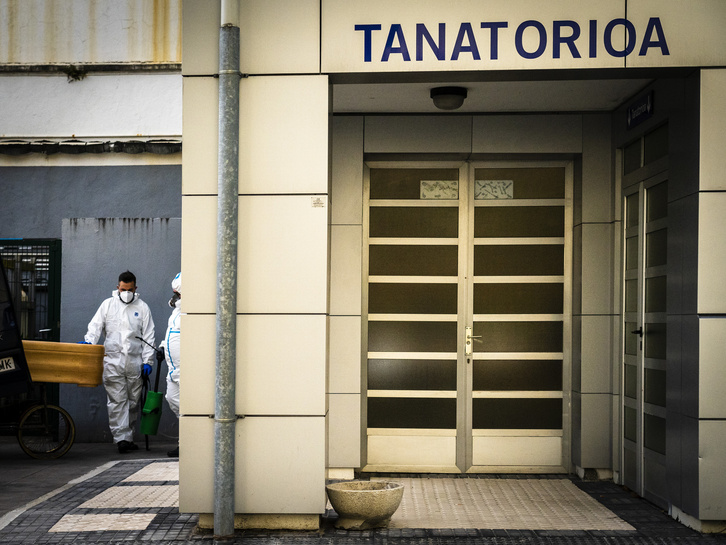 Ehorzketa etxe bateko langileak Donsotia ospitaleko tanatoriotik ustez covid-19 agatik hildako pertsona baten gorpua jasotzen. (Gorka RUBIO I FOKU)