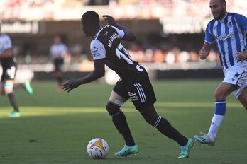 Mo Dauda ha planteado problemas a Blasco en el comienzo del partido. (FC CARTAGENA)