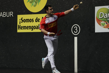 Danel Elezkano, ezkerrez errematea egin nahian (Aritz LOIOLA / FOKU)