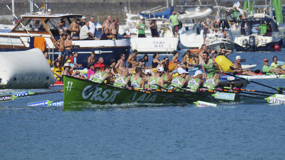 Hondarribiako arraunlariak gaurko jardunaldian. (Gorka RUBIO/FOKU) Hondarribiako arraunlariak gaurko jardunaldian. (Gorka RUBIO/FOKU)