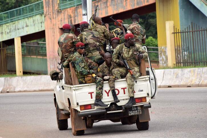 Militares en las calles de Conakry. (Cellou BINANI/AFP)