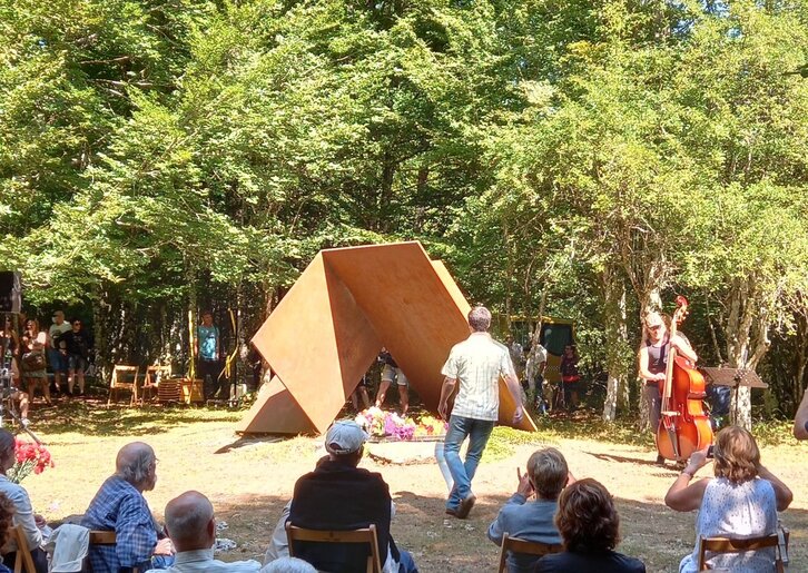 Homenaje a las víctimas del franquismo en la sima de Otsoportillo. (@Landerlandia)