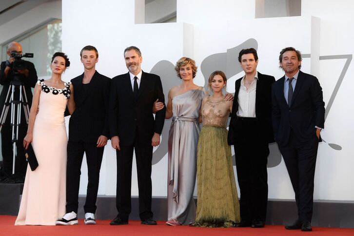 Xavier Giannoli, tercero por la izquierda, junto al elenco de "Las ilusiones perdidas”. (Filippo MONTEFORTE / AFP)