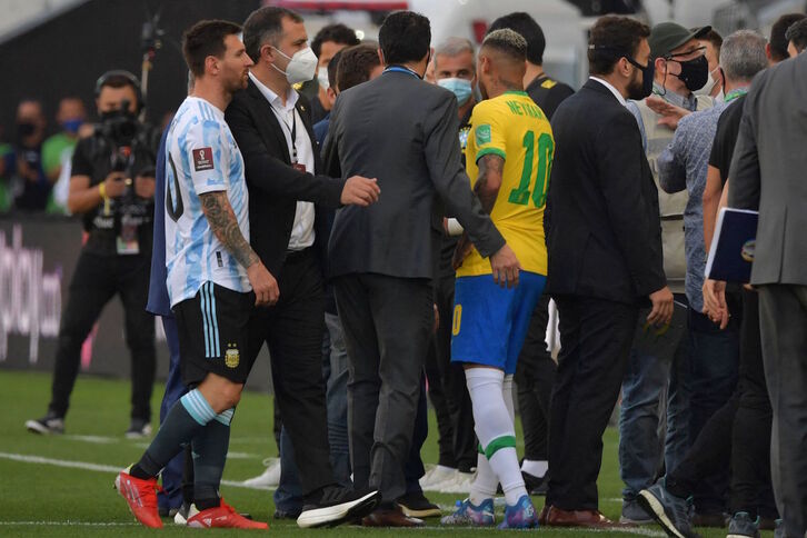 Messi y Neymar han intentado mediar para resolver una situación tan inverosímil. (Nelson ALMEIDA / AFP)