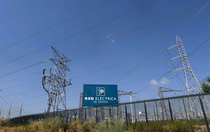 Una subestación de la distribuidora Red Eléctrica de España en San Sebastián de los Reyes, cerca de la ciudad de Madrid. (Óscar DEL POZO/AFP)