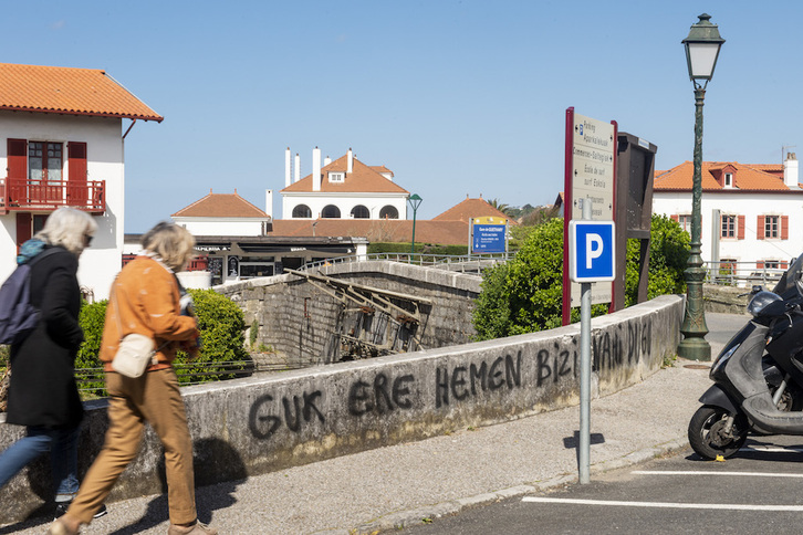 Pintada en la localidad labortana de Getaria advirtiendo del problema de la vivienda causado por residencias secundarias y alquileres turísticos. (Guillaume FAUVEAU)