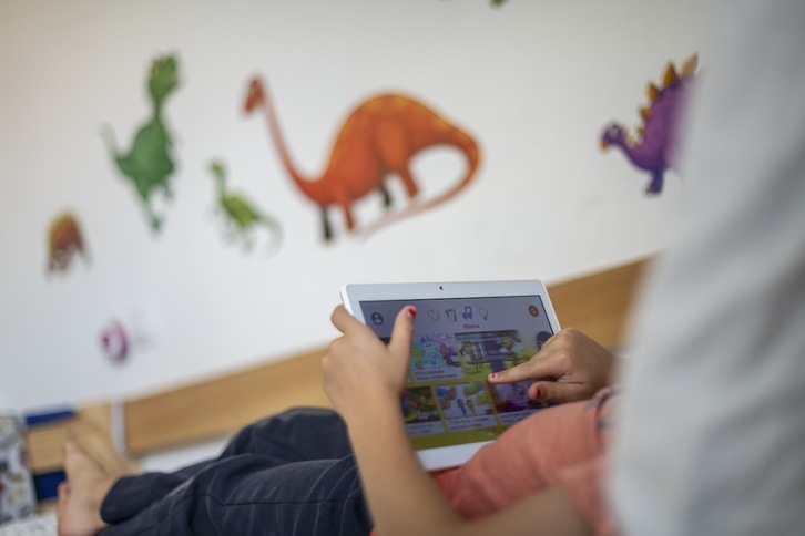 Haur eta gaztetxoak etxean sartuta egon dira konfinamenduan, pantailari itsatsita. Elvira Tejada fiskalaren arabera, horrek harrapari sexualen erasoen aurrean jarri ditu. (Jaizki FONTANEDA / FOKU)