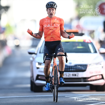Robin Carpenter entra exhultante en la meta de Exeter. (Twitter TOUR OF BRITAIN)