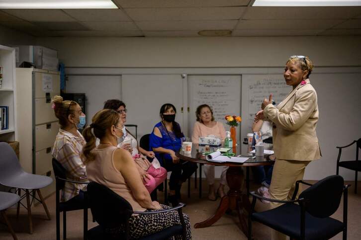 Una trabajadora social dirige una sesión de grupo de limpiadoras migrantes de las Torres Gemelas. (Ed JONES/AFP)