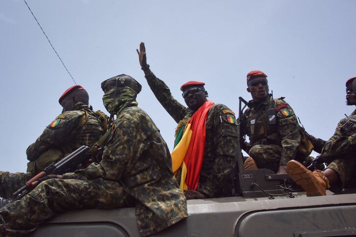 El teniente coronel Mamady Doumboye, líder del golpe, saluda a su llegada al Palacio del Pueblo. CELLOU BINANI/AFP)