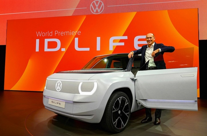 El consejero delegado de la marca Volkswagen, Ralf Brandstaetter, posa junto a un prototipo del modelo eléctrico VW ID. Life en el Salón Internacional del Automóvil (IAA) de Múnich. (Christof STACHE/AFP)