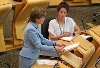 Nicola Sturgeon, en el Parlamento de Holyrood. (Andrew MILLIGAN / AFP)