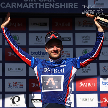 Ethan Hayter posa como nuevo líder de la carrera británica. (Twitter TOUR OF BRITAIN)