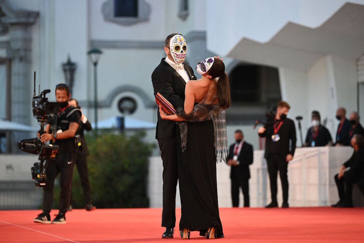 La alfombra roja con un toque mexicano, de los protagonistas de la venezolana ‘La caja’. (Marco BERTORELLO | AFP)