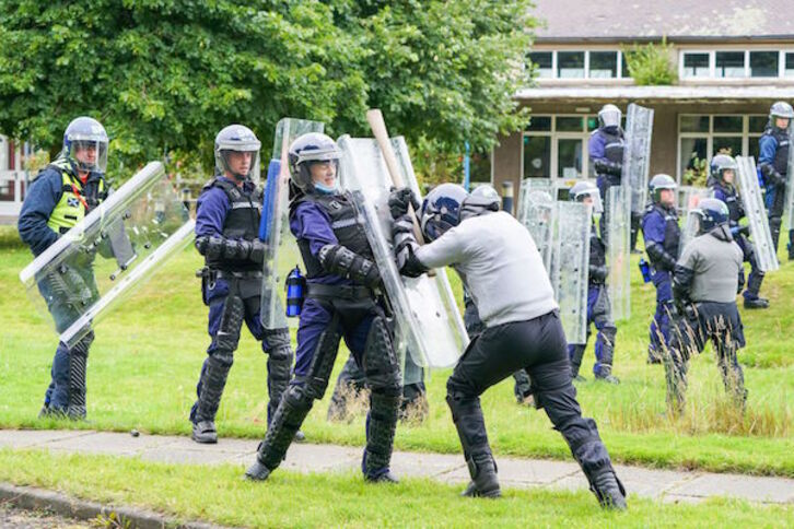 Policías escoceses se preparan para contener a los ecologistas durante la cumbre de Glasgow. (AFP)