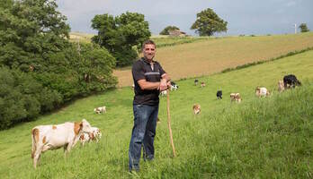 Andde Dubois esnekiak ekoizten zituen bere Lekorneko etxaldean Emilie emaztearekin batera. (NAIZ)