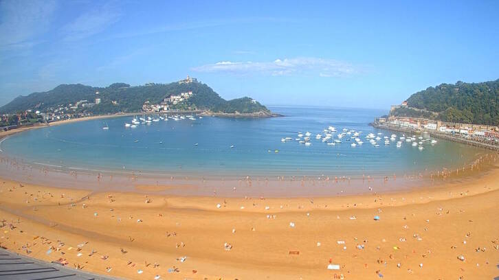 Aspecto de La Concha esta mañana, desde la webcam permanente ubicada en el Hotel de Londres.