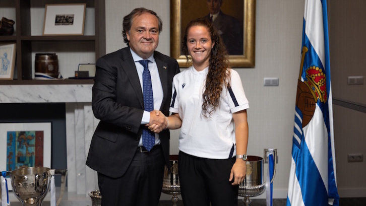 Nerea Eizagirre junto a Jokin Aperribay tras la firma de su renovación. (Real Sociedad)