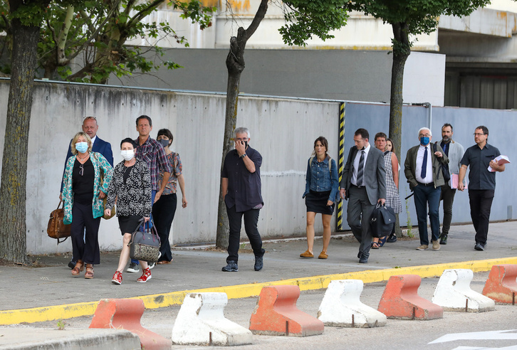 Los acusados en el sumario 13/13 y sus abogados se dirigen, en julio, a la Audiencia Nacional española. (J. DANAE/FOKU)