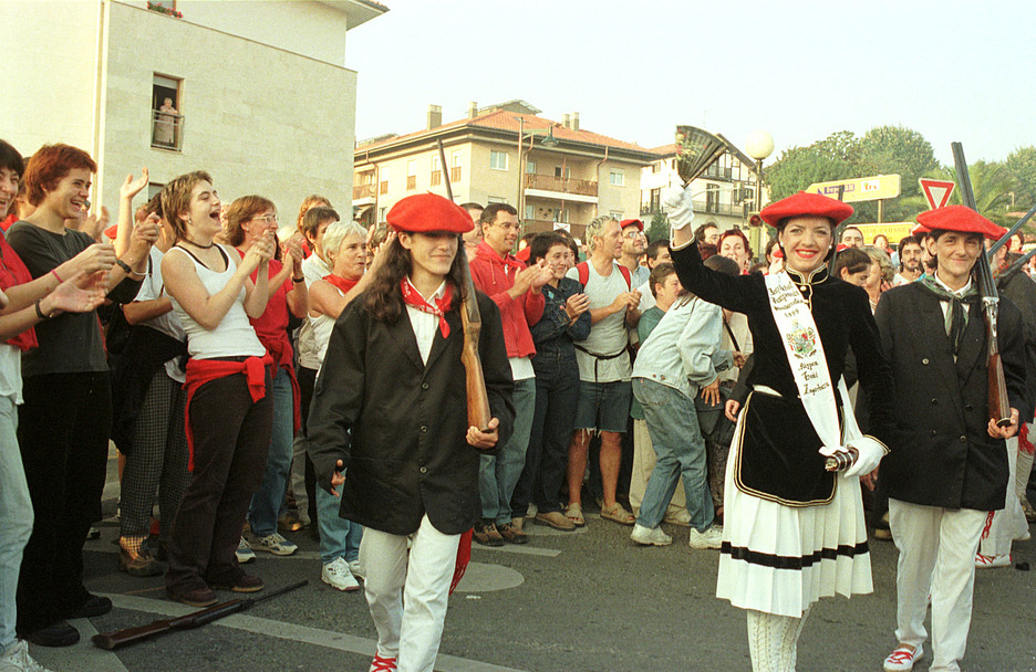 Imagen del desfile de 1999, entre aplausos de simpatizantes. (Juan Carlos RUIZ / FOKU)