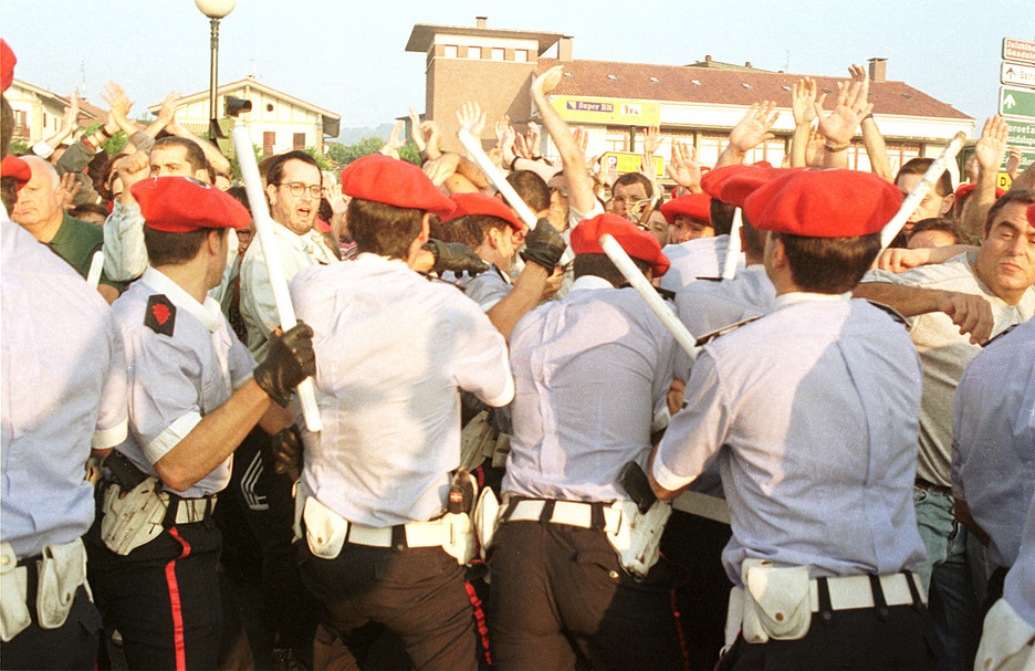 Cargas de la Ertzaintza durante el desfile del Alarde mixto. (Juan Carlos RUIZ)