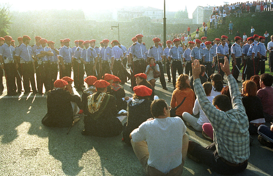Aquel año, el Alarde mixto terminó en una sentada de protesta al no dejarles seguir el desfile. (Juan Carlos RUIZ / FOKU)