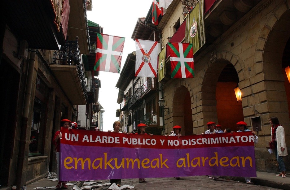 Manifestación realizada en 2003 reclamando la participación de las mujeres en el Alarde. (Juan Carlos RUIZ / FOKU)