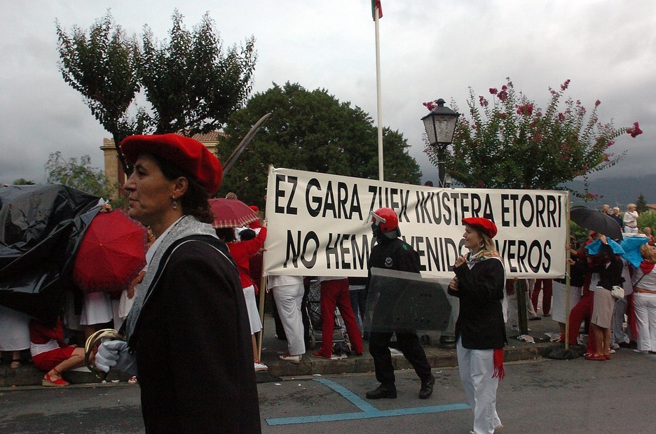 Jaizkibel, entre abucheos, insultos y pancartas contra su desfile. (Juan Carlos RUIZ)