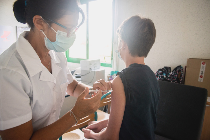 Campaña de vacunación a mayores de 12 años en Donibane Lohizune. (Guillaume FAUVEAU)
