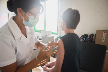 Campaña de vacunación en el colegio Chantaco de Donibane Lohizune. (Guillaume FAUVEAU)