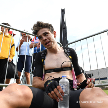 Un exhausto Wout van Aert se ha hecho con la cuarta etapa y el liderato. (Twitter TOUROFBRITAIN)