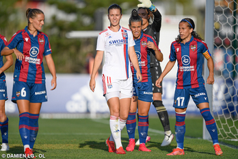 Damaris Egurrola y Leire Baños comparten área en el partido entre Olympique y Levante. (OL)
