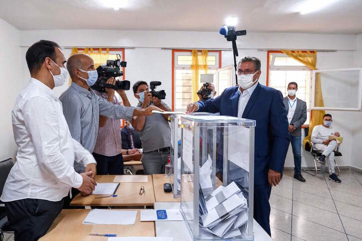 Aziz Ajanuch, líder del vencedor RNI, deposita su voto en la urna. (STR-AFP)