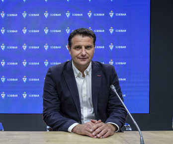 César Palacios ha comparecido en la sala de prensa de Ipurua. (Jon Urbe/Foku)