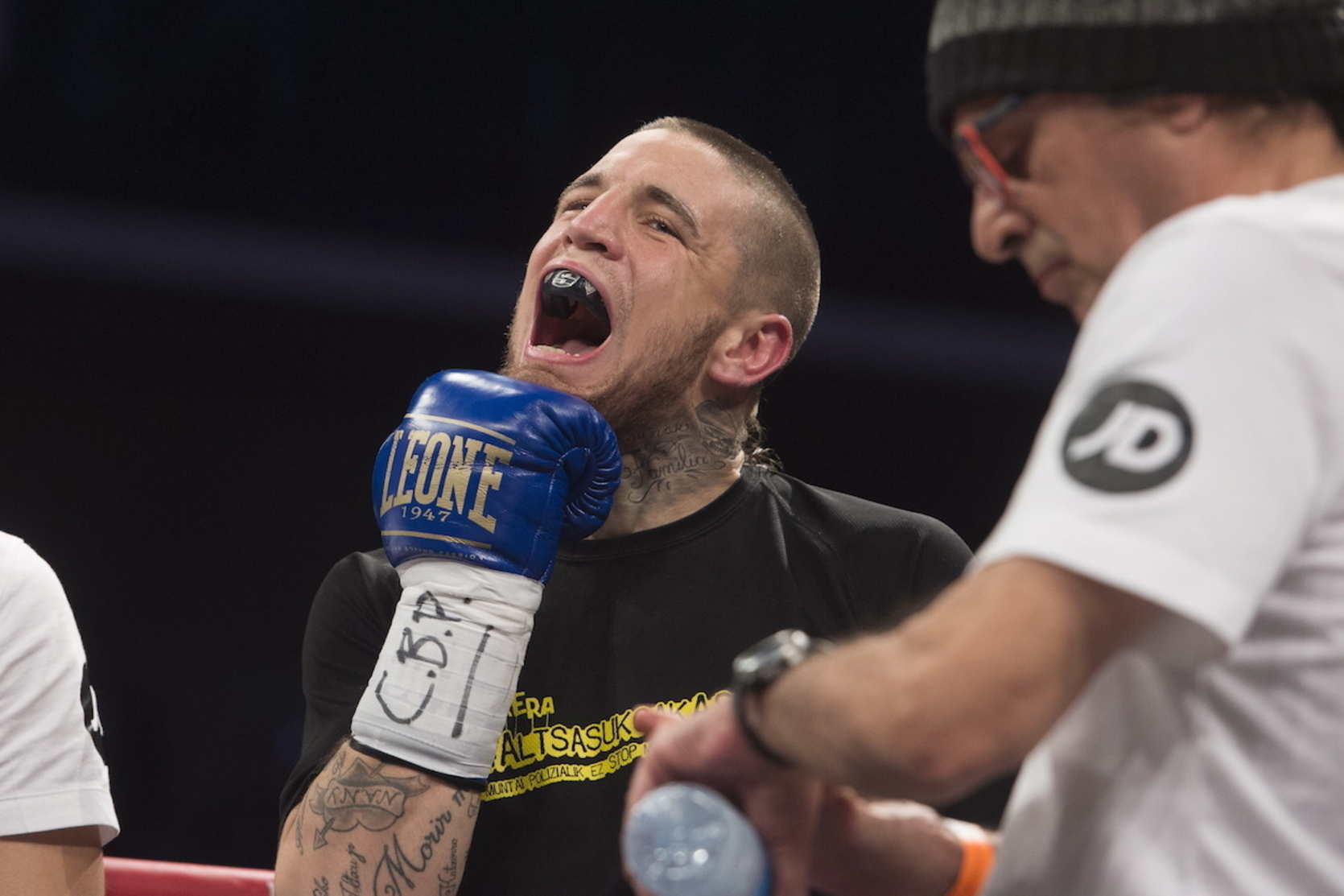 Kerman Lejarraga en una velada en Iruñea con una camiseta en apoyo a los jóvenes de Altsasu encarcelados por la Audiencia Nacional. (Iñigo URIZ / FOKU)