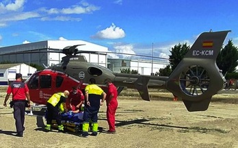 El accidente ha tenido lugar en el polígono industrial de Martzilla. El trabajador herido ha sido trasladado al hospital en helicóptero. (POLICÍA FORAL DE NAVARRA)