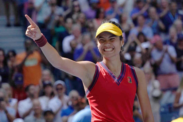 Emma Raducanu, feliz, tras lograr el pase a semifinales del US Open. (Timothy A. CLARY/AFP)