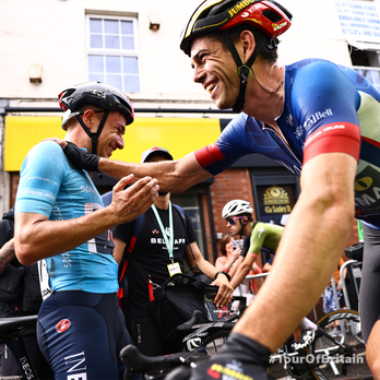 Hayter –en segundo plano– es felicitado por Van Aert. (Twitter TOUROFBRITAIN)
