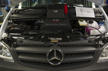 Imagen de una furgoneta en la cadena de producción de Mercedes en Gasteiz. (Raúl BOGAJO/FOKU)