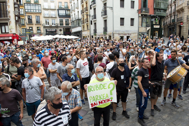 Vecinos de la Txantrea en una concentración ruidosa en la Plaza del Ayuntamiento de Iruñea convocada para rechazar la OTA. (Iñigo URIZ/FOKU)