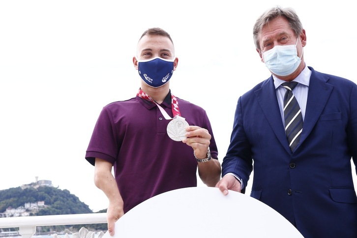 Iñigo Llopis, bere zilarrezko domina eskuan, Bingen Zupiriarekin Donostian. (IREKIA)