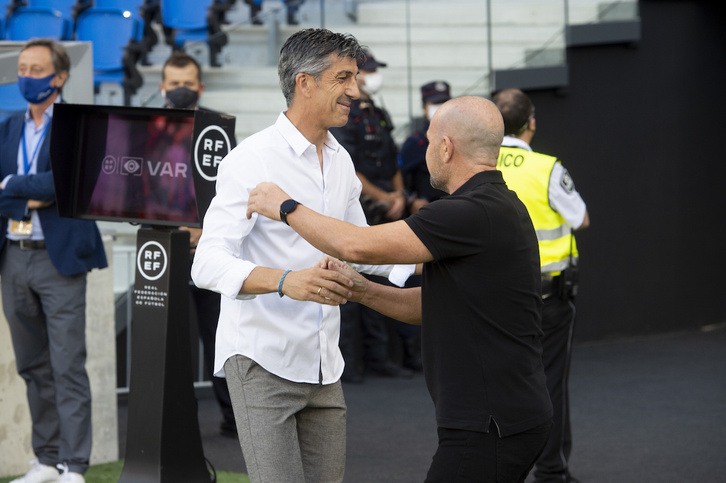 Imanol saluda al técnico del Levante Paco López en el último encuentro de Anoeta. (Iñigo URIZ/FOKU)