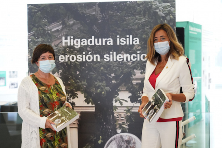 La consejera Olatza Garamendi y la directora Begoña Pérez de Eulate, en la presentación. (Aritz LOIOLA-FOKU)