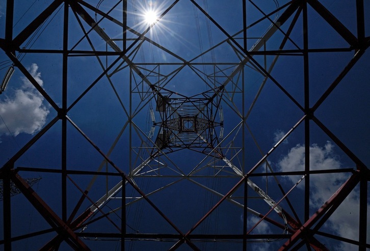 Una torre de alta tensión en la red de distribución de electricidad del Estado español. (Óscar DEL POZO/AFP)