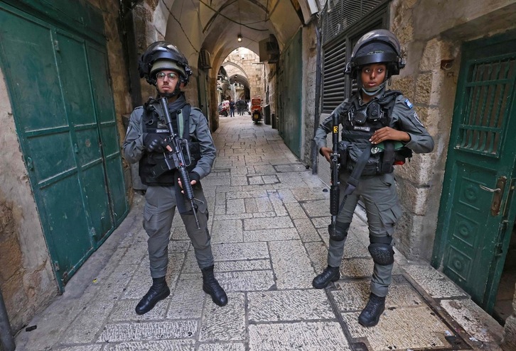 Agentes de las fuerzas israelíes montan guardia en los callejones de la Ciudad Vieja de Jerusalén este viernes. (Emmanuel DUNAND/AFP)