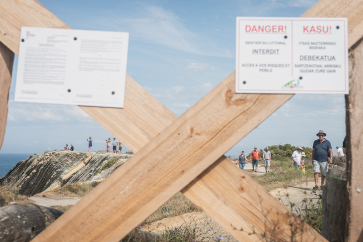Erlaitzako bidea hartzeko debekua indarrean izan arren udatiarrak hurbildu dira paisaiaz gozatzera. (Guillaume FAUVEAU)