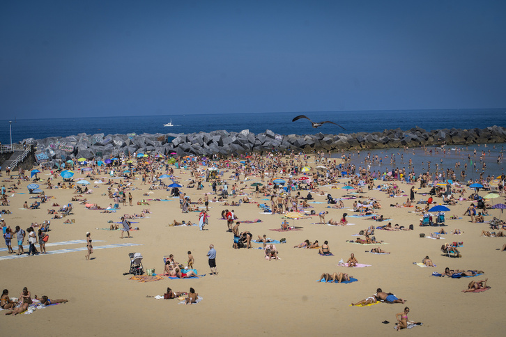 Donostiako Zurriolako hondartza, iragan abuztuaren 20an, bainua hartzen ari diren herritarrez leporaino beteta. (Gorka RUBIO/FOKU)