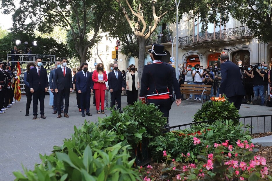 El Govern catalán, encabezado por Pere Aragonès, en la ofrensa floral a Casanova. (@govern) 