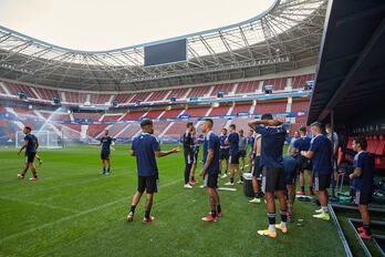 Los jugadores de Osasuna se han ejercitado este sábado sobre el césped de El Sadar. (CA OSASUNA)